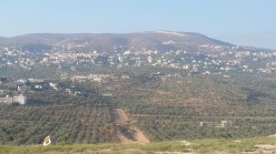 Rechts auf dem Berghang stand einmal die Siedlung Chomesh