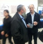 Vorstand der Verwaltung  der Gusch-Region, Davidi Perl, rechts