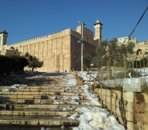 Die Patriarchenhöhle. Synagoge und Moschee mit einer Kirche auf dem Dach. 