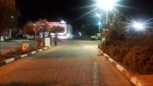 Einfahrt zum Supermarkt. Links und rechts sind Soldaten stationiert. 