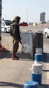 Soldat an der Gush Etzion-Kreuzung. 
