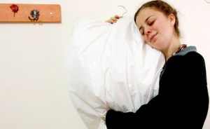 Sarah und ihr Hochzeitskleid. Quelle: Israel Hayom