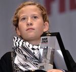 Ahed erhält die "Courage"-Auszeichnung in der Türkei (Quelle: DipnotTV)