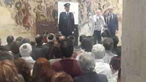 Eine Ueberlebende der Shoah entzuendet die Kerze waehrend der offiziellen Gedenkzeremonie, Knesset, 05.05.16