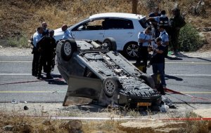 Das Auto der Familie Mark nach dem Attentat. Quelle: Hidabroot