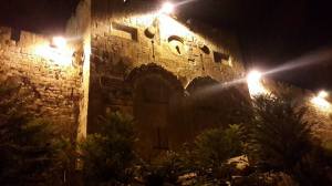 Das "Tor des Erbarmens" auf der östlichen Seite des Tempelbergs, zugemauert seit frühislamischen Zeiten, um die Ankunft des jüdischen Messias zu verhindern, der der Tradition nach durch dieses Tor schreiten soll. Davor wurde ein muslimischer Friedhof errichtet.