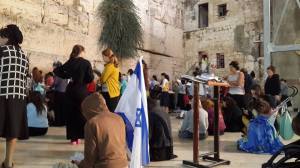 Nacht auf den 14.08.16 - betende und fastende Frauen vor der West-(Klage-)mauer.