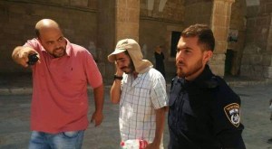 Jüdischer Israeli (Mitte) wird von einem Waqf-Hüter (links) und einem israelischen Polizisten vom Tempelberg ausgewiesen, nachdem er dort geweint hat. Quelle: Twoday.co.il