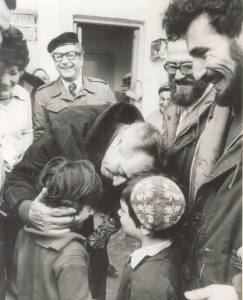 Shimon Peres und Kinder bei dem Vorposten Sebastia, 1975. Foto: NRG