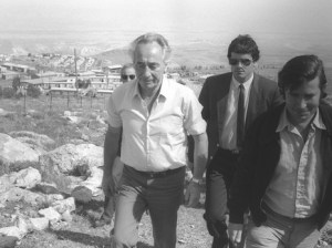 Shimon Peres beim Besuch von Sebastia, 1975. Foto:  NRG