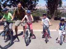 Familienfoto links nach rechts: Nevo sel.A., Ivri, Achino'am sel.A., Vater Hanoch und Yiftach. Quelle: Walla