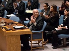 Riyad Mansour, Ständiger Palästinensischer Beobachter in der UN, klatscht nach der Abstimmung der Resolution 2334. Quelle: Vos iz Neias
